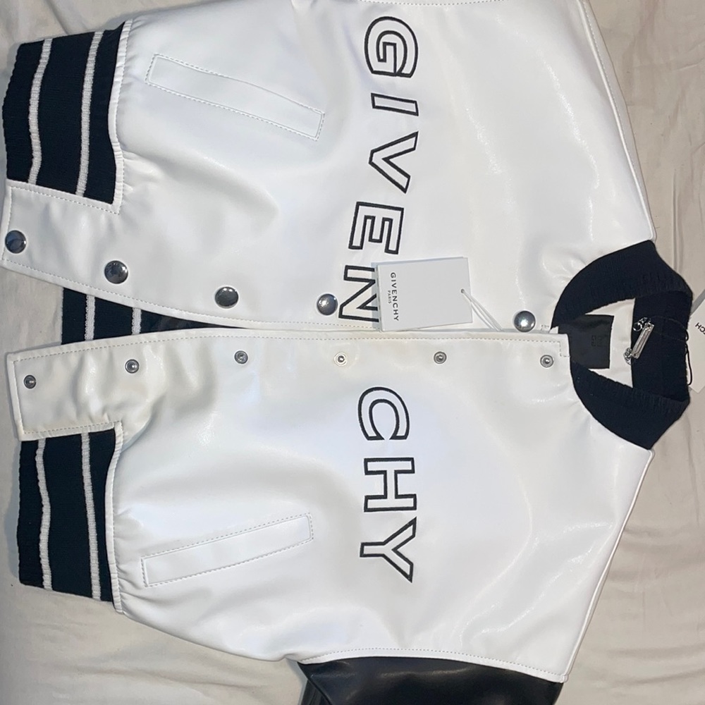 Givenchy kids  jacket can fit a size small person can be worn As a crop jacket